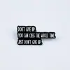 Broche Geométrico Criativo Fundo Preto Texto Branco Personalidade Esmalte Liga Combinado de Insígnia com Frase em Inglês Acessório de Fixação para Roupas