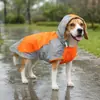 Nova capa de chuva com capuz para pet, impermeável e à prova de vento, com cordão ajustável, adequada para cães pequenos e médios, capa de chuva para passeios ao ar livre, em estoque