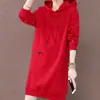 Vestido Suéter Tamanho Grande 200 Jin Feminino Comprimento Médio Vermelho Brilhante Novo Primavera Outono 2025 Redutor de Idade Com Capuz Estampa de Letra
