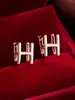 Pendientes de botón casuales de moda populares, creativos, con diseño de letra, simples, versátiles para el día a día, de alta calidad, lujo ligero