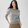 Elegante y minimalista, este suéter de punto de cachemira presenta un cuello sofisticado con adornos de pedrería.. Es una pieza versátil perfecta para el trabajo o el uso diario, y se puede usar como capa base