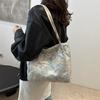 Bolso de mano con estampado de mariposas de estilo coreano, bolso de hombro informal de gran capacidad para mujer, novedad de otoño e invierno de 2024, bolso de mano para mujer.