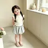 Conjunto de Verão para Meninas 2026 Novo Estiloso T-shirt de Renda Sem Mangas e Calça Floral Conjunto de Duas Peças Moda Infantil