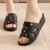 Pantuflas de tacón alto para mujer para verano, de suela gruesa, a la moda, antideslizantes, de suela blanda, adecuadas para uso en casa, zapatos de mamá, sandalias de cuña sociales