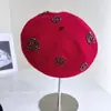 Boina de Lã Tricotada Estilo Chanel com Corrente de Pérolas e Camélia Feminina Outono e Inverno Quente Elegante Versátil Chapéu de Artista Moderno