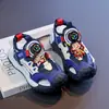 Sandalias para Niñas Verano 2025 Nuevos Zapatos para Niños Tenis Niños Medianos y Grandes Botón Giratorio Puntera Cerrada Zapatos de Playa