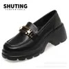 Mocassins Hongting 2023 Primavera e Outono novo bico redondo couro brilhante sola grossa britânica aumento de altura pequenos sapatos de couro mocassins de calçar