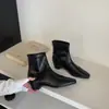 Botas de tornozelo estilo coreano First Encounter Season, bico quadrado e salto grosso para mulheres, coleção outono/inverno 2026, botas elegantes e que afinam, versáteis com zíper traseiro, botas da moda