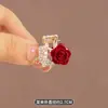 Pasador de Flor Roja Lateral Pinza de Flequillo de Gama Alta Pinza de Garra Pequeña Roja Afelpada Pinza para Niñas Tocado Accesorios para el Cabello