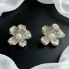Pendientes de Flor de Perla de Imitación Estilo Nuevo 2026, Pendientes de Moda Elegantes y Versátiles para Mujer, Chapados en Cobre con Oro Real, Accesorios para Orejas de Lujo Ligero