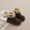 Botas de nieve para niñas, zapatos grandes de algodón para niños, nuevo estilo de invierno 2026, forrados de felpa y engrosados, botas cálidas para bebés
