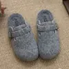 Sapatos cinza peludos de sola grossa 2026, chinelo meio fechado estilo Birkenstock, sapatos de algodão quentes com forro de fleece, chinelos fechados, chinelos estilo mule de lã