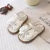 Sandalias de Moda para Niñas con Lazo Zapatos de Princesa 2026 Verano Nuevo Estilo Niños Suela Suave Elegantes Sandalias de Perlas Estilo Coreano