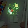 Fun-Yg047 Desenho Animado Criativo de Astronauta no Espaço Decoração de Casa Adesivo de Interruptor Luminoso Autoadesivo e Removível