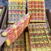 104 hojas de papel amarillo, papel de burbujas amarillo, usadas para ceremonias religiosas y entierros, específicamente para el Festival de la Ropa Fría el 1 de octubre, y para quemar como ofrendas