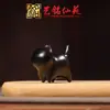 Gato confiante de sândalo verde com sino Gato sem rosto Sr.. Boneca de desenho animado feita à mão Tea Pet, madeira maciça, esculpida, sem fase, ornamentos de gato