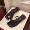 2025 Nuevas Pantuflas de Verano para Mujer para Usar en la Calle, Sandalias Planas de Tacón Grueso de Moda para Celebridades de Internet, Sandalias de Dedo Tipo Chancla de Una Pieza