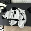 Conjunto de Outono Infantil 2026 Novo Modelo Meninos e Meninas Zíper Bordado Gola Alta Conjunto de Duas Peças para Bebês e Crianças Pequenas Roupa Casual