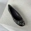 Sapatilhas Vintage Super Macias de Pele de Ovelha com Tachas para Mulheres 2026 Novo Nicho Slip-On Versátil de Boca Rasa Sapatos Únicos