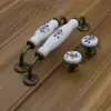 Fabricante de Herrajes Rad Manija de Cerámica Moderna Europea Simple Campestre Flor Azul Tirador para Gabinete y Cajón Espacio entre Agujeros de 160