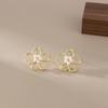 Pendientes de flores de perla hueca retro francesa, estilo coreano, sencillos y elegantes, con clip para las orejas de la celebridad de Internet, a la moda, con espiral antimosquitos, sin orejas perforadas.