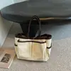 Bolsa tote color block suave e elegante em estilo coreano, uma bolsa de ombro minimalista e casual, perfeita para jovens mulheres estilosas e ideal para o dia a dia.