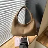Estilo coreano de nicho transfronterizo con remaches, estilo motocicleta, bolsa tipo dumpling para mujer, 2026, nueva, gran capacidad, para el trabajo, de un solo hombro, bajo el brazo