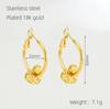 Pendientes de corazón de melocotón con baño de oro de 18 quilates y acero inoxidable transfronterizo. Pendientes huecos de acero de titanio europeos y americanos para mujer. Diseño con sentido de los pendientes en forma de corazón para mujer.