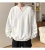 Sudadera negra con cuello en V y remaches para hombre, top versátil de otoño de corte holgado, marca de moda nueva chaqueta estilo americano para jóvenes 2026