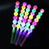 Algodão doce brilhante e colorido é um item popular em feiras noturnas e barracas, e é vendido como brinquedos de segurar para crianças, com os palitos brilhantes usados para animá-las.
