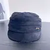 Gorra de estilo coreano con pliegues para equitación para mujer, un accesorio de invierno retro y versátil que hace que el rostro parezca más pequeño, una gorra de boina cálida y resistente al frío con visera de pico de pato