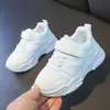 Sapatos brancos infantis 2025 primavera e outono novo estilo tênis brancos para meninos couro para meninas sola macia antiderrapante sapatos esportivos para estudantes