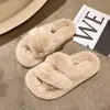 Chinelos fofos femininos 2026 novo modelo, chinelos modernos de outono com sola grossa que aumentam a altura, chinelos de algodão peludo de verão para uso externo