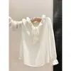 Camisa branca de gola V suave estilo francês com acabamento franzido, nova coleção outono 2026 feminina, top elegante e versátil para o trabalho