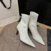 Botines marrones estilo nuevo otoño e invierno 2024 estilo retro europeo y americano versátiles de moda ajustados con tacón de aguja y punta fina botines de tacón alto para mujer
