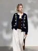 Suéter corto de punto retro bordado floral para mujer, nuevo estilo otoño/invierno, moderno, rejuvenecedor y adelgazante cárdigan