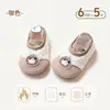 Meias de chão infantis estilo coreano para outono e inverno, antiderrapantes e quentes, sapatos de caminhada para bebê com forro de pelúcia, sapatos de chão de pelúcia fofos para meninos e meninas
