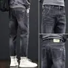 Jeans Masculino de Cintura Alta Tendência Marca de Luxo Corte Reto Solto Primavera/Outono 2026 Novo Versátil Elástico Casual Calça Longa
