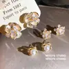 Brincos de pérola com camélia branca, elegância francesa estilo Hepburn, brincos luxuosos e sofisticados, brincos de luxo leve de alta qualidade para mulheres