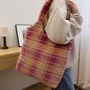 Bolsa Transversal Estilo Coreano Vintage Xadrez Grande Capacidade Casual Bolsa de Ombro Estilo Acadêmico Combina com Tudo Axilar Pelúcia Bolsa Feminina