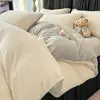 Conjunto de cama luxuoso e elegante de quatro peças com uma textura macia como leite, apresentando fleece espesso, quente e com padrões intrincados para uso no outono e inverno.; também disponível como um conjunto de três peças