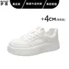 Tênis brancos de couro bovino de primeira camada, sapatos femininos, novo estilo 2026, versáteis, leves, confortáveis, tênis casuais e calçados esportivos