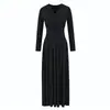 Vestido longo elegante estilo francês para mulheres, com decote V, cintura marcada com pregas e mangas compridas, caimento justo, com saia longa em A fluida, madura e sofisticada