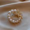 Nova Broche Dourado Borboleta de Pérola Anel Feminino Pin Anti-deslizamento Decoração para Roupas de Suéter Jaqueta Terno