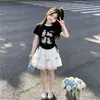 Conjunto de Duas Peças para Meninas: Camiseta Manga Curta com Cordão de Bolinhas Doce e Estilosa + Saia de Renda com Laço - Novo Estilo de Verão