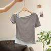 Camiseta de Manga Corta para Mujer con Cuello Inclinado de Color en Contraste, Hombro Descubierto, Diseño Nicho de Verano 2025, Top Ajustado de Hombro