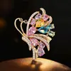 Novo broche de borboleta colorida com incrustação de diamante de cobre, corsage de luxo leve e elegante, pino de temperamento moderno e requintado, acessório feminino