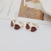 Pin de plata 925 aretes de corazón rojo vino retro francés aretes de alta gama estilo Hong Kong amor diseño único oreja