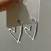 Pendientes de Corazón Transfronterizos Europeos y Americanos para Mujer, Clavos Simples en Forma de Corazón con un Toque de Lujo, Estilo Minimalista Fresco, Clavos Metálicos en Forma de Corazón