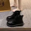 Botas Martin Negras Versátiles Estilo Británico Aumentadoras de Altura para Motocicleta Cortas JK2026 Invierno Con Cordones Forradas de Felpa Retro Suela Gruesa Cremallera Lateral